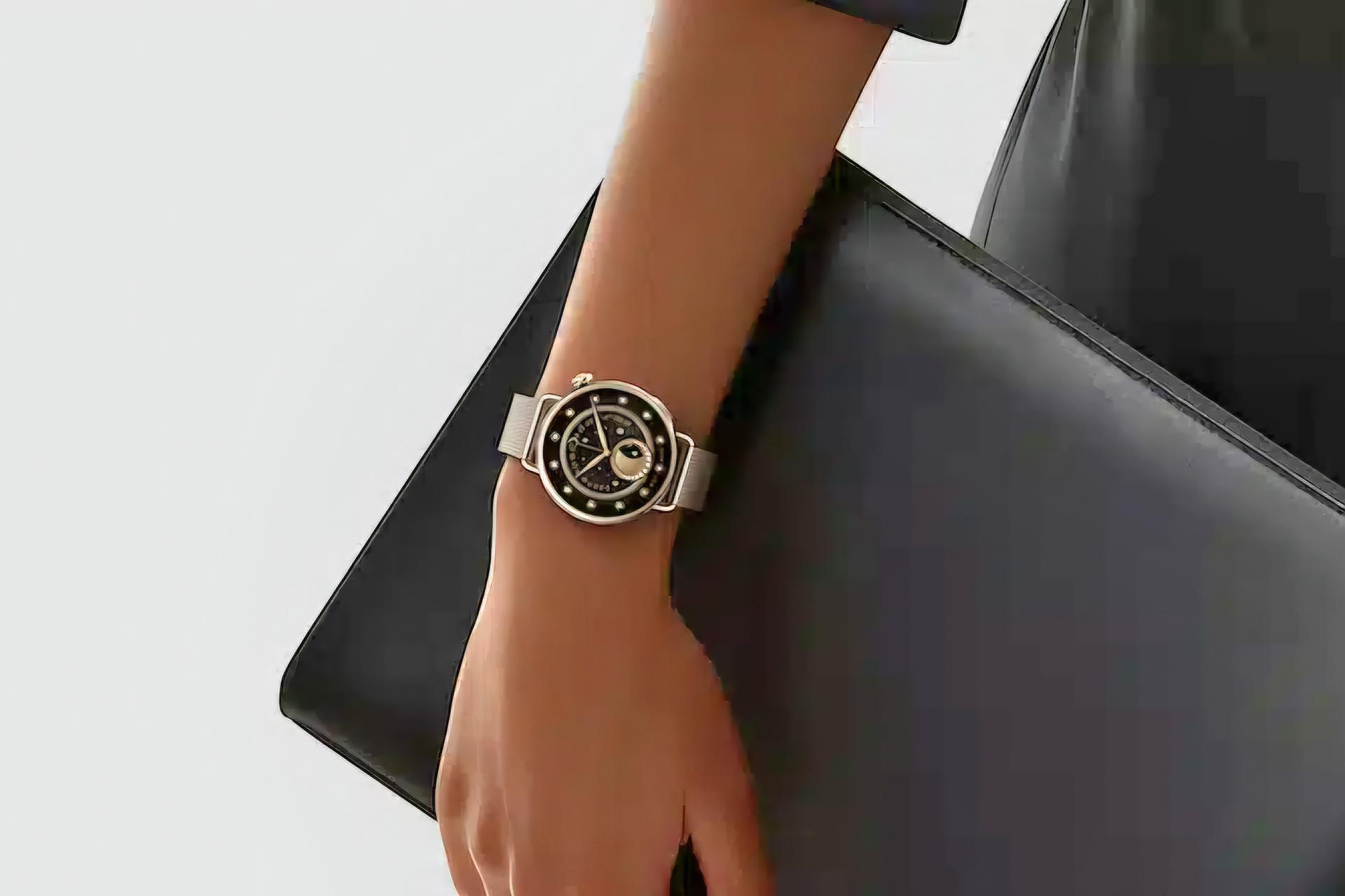 ساعت هوشمند Watch S4 شیائومی روی دست