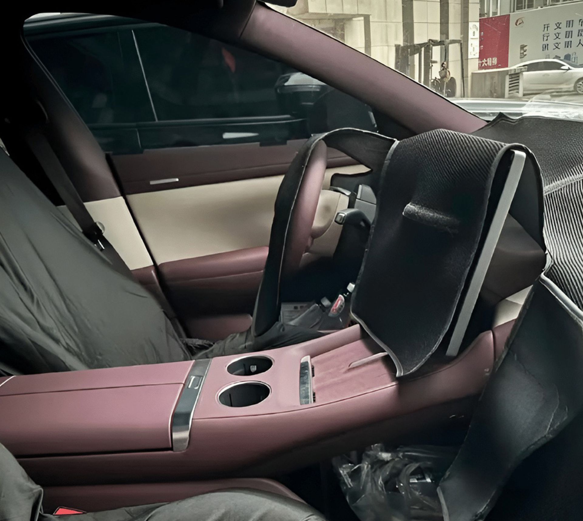 تصاویر لو رفته از نمای داخلی شاسی بلند YU7 شیائومی