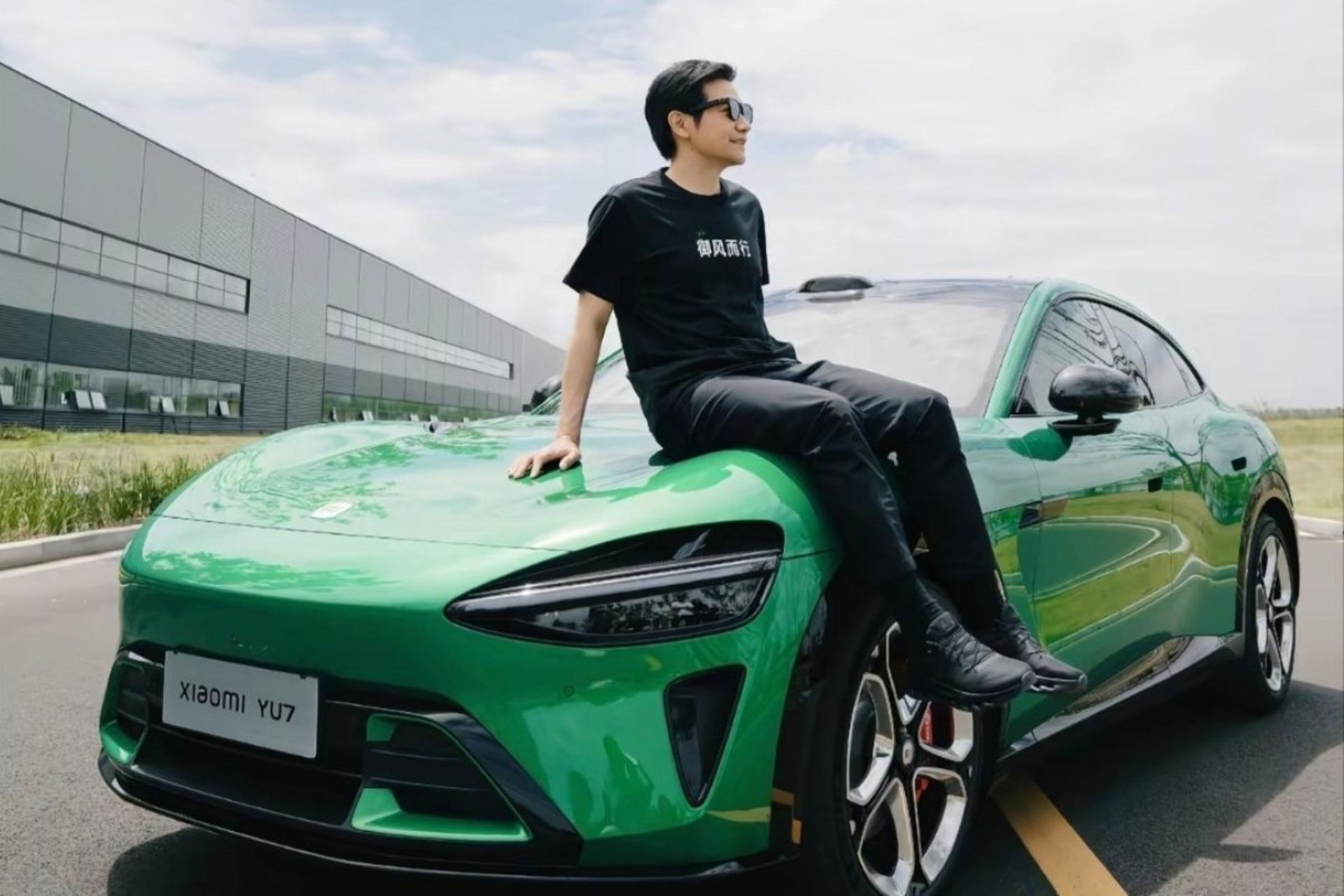 مرد جوان سوار بر شیائومی YU7 سبز