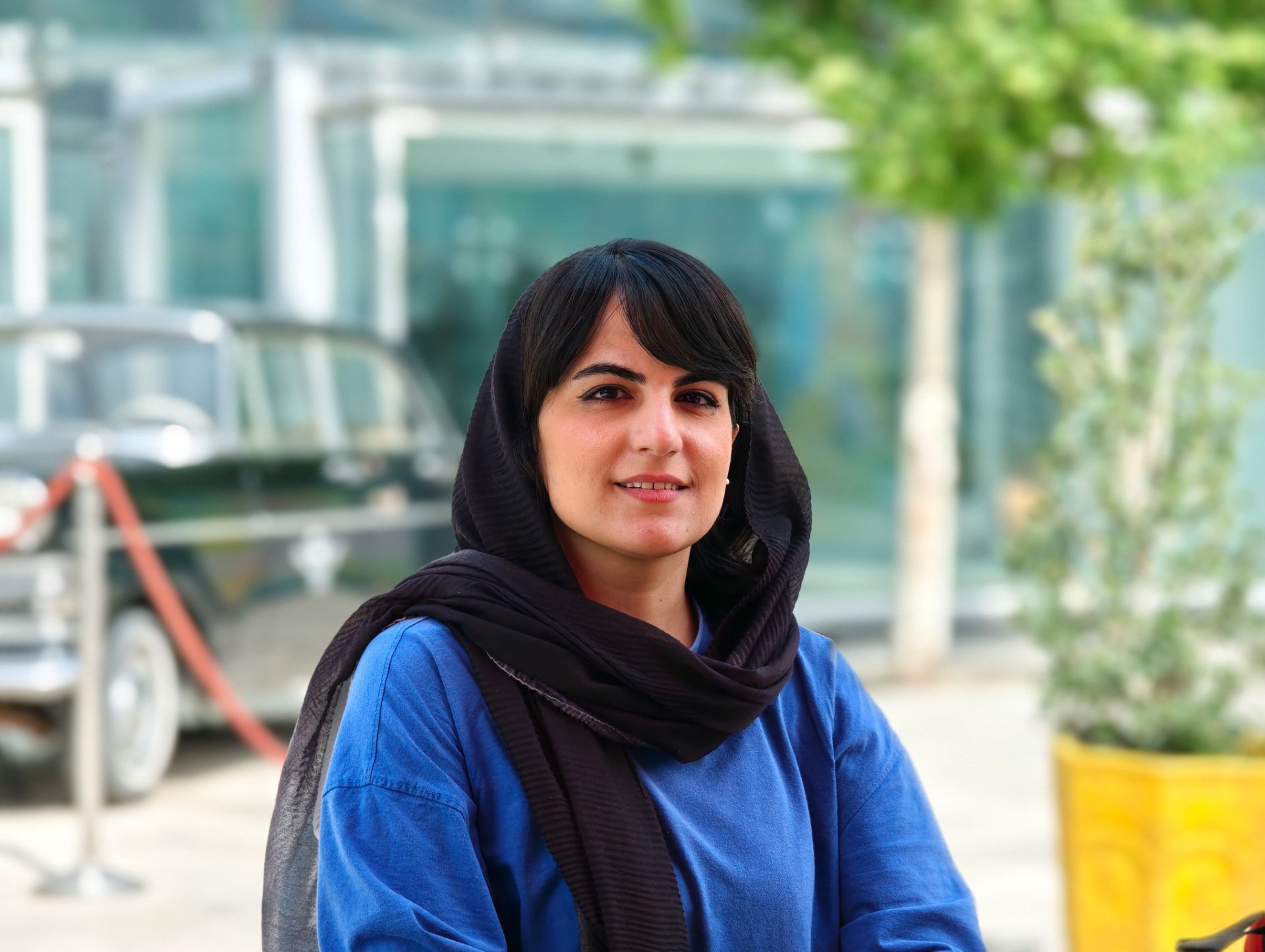 دختری با شال مشکی