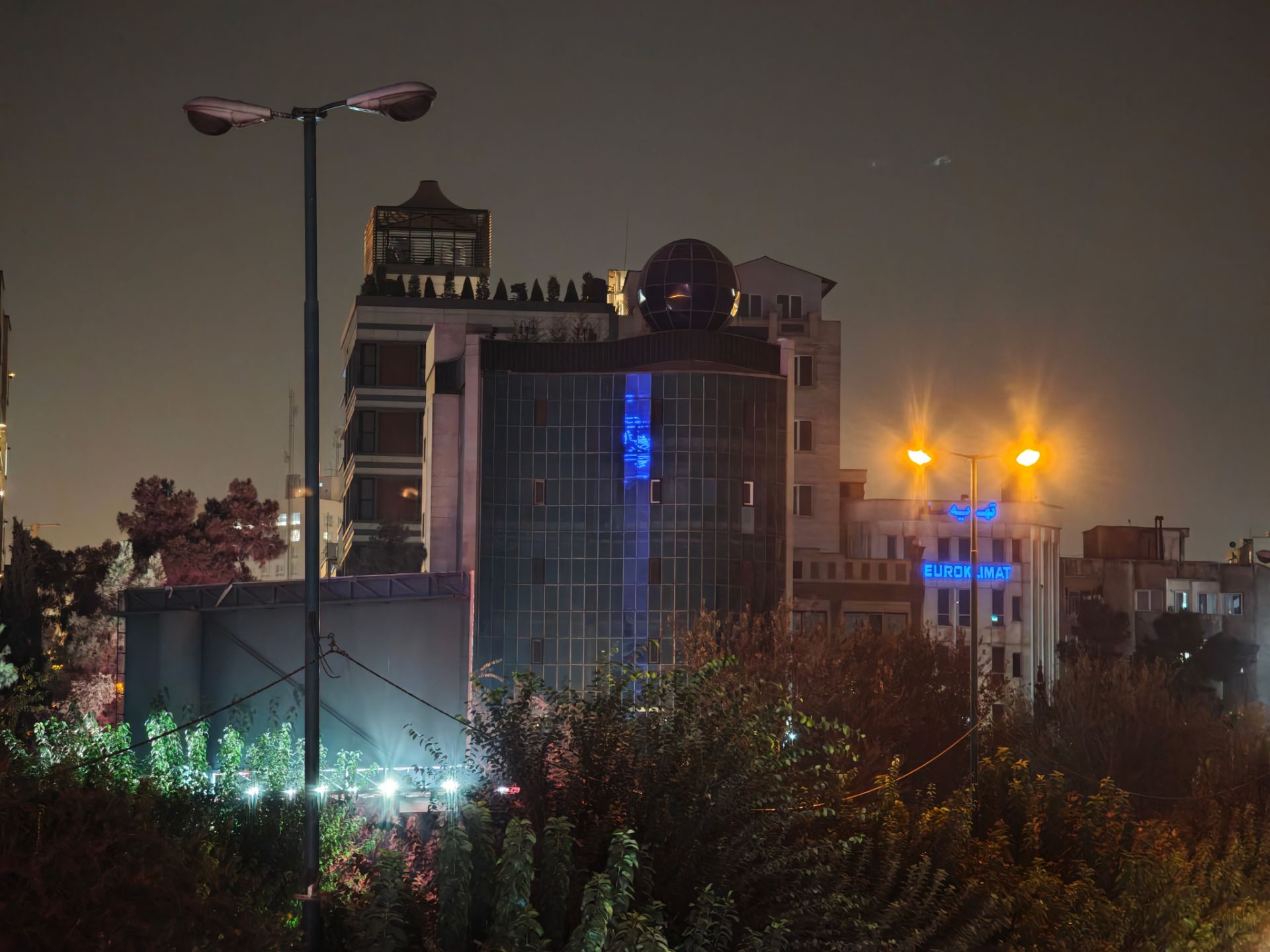 ساختمان شیشه ای