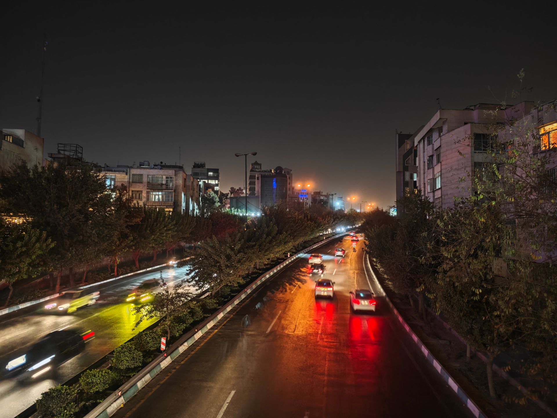 نور ماشین ها در بزرگراه