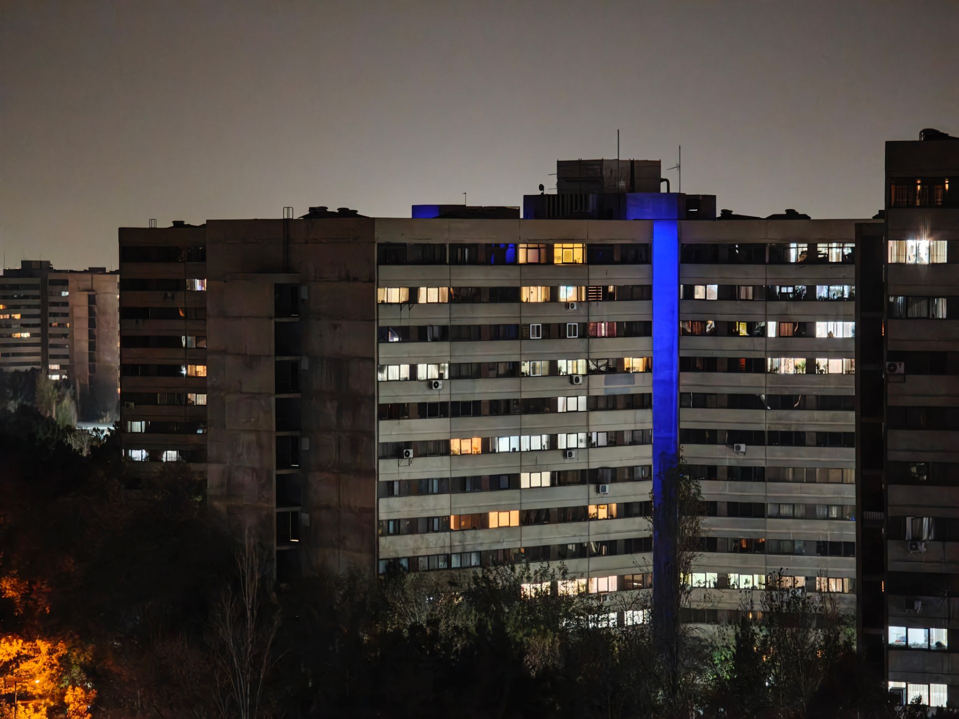 ساختمان در شب