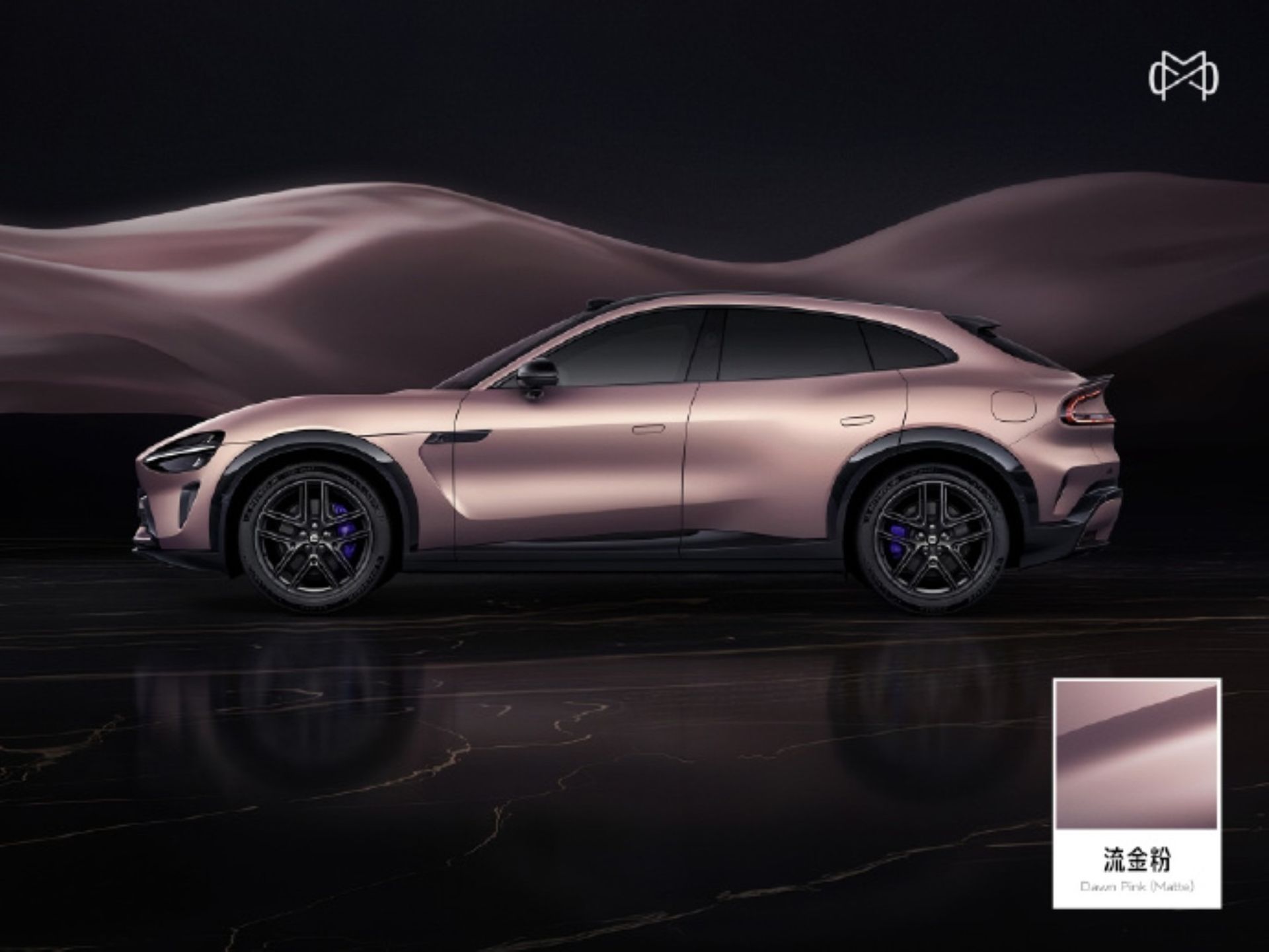 نمای سه‌چهارم جلو خودرو شیائومی YU7 رنگ رزگلد