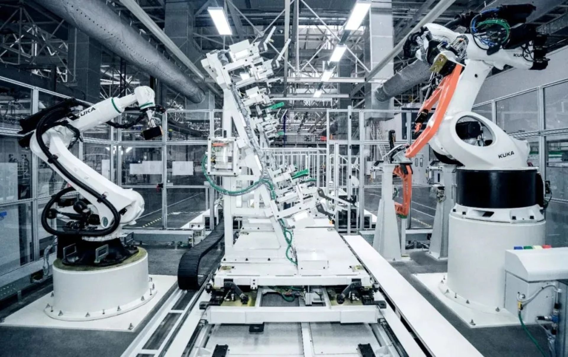 ربات‌ها در تأسیسات خودرو پرنده ایکس‌پنگ