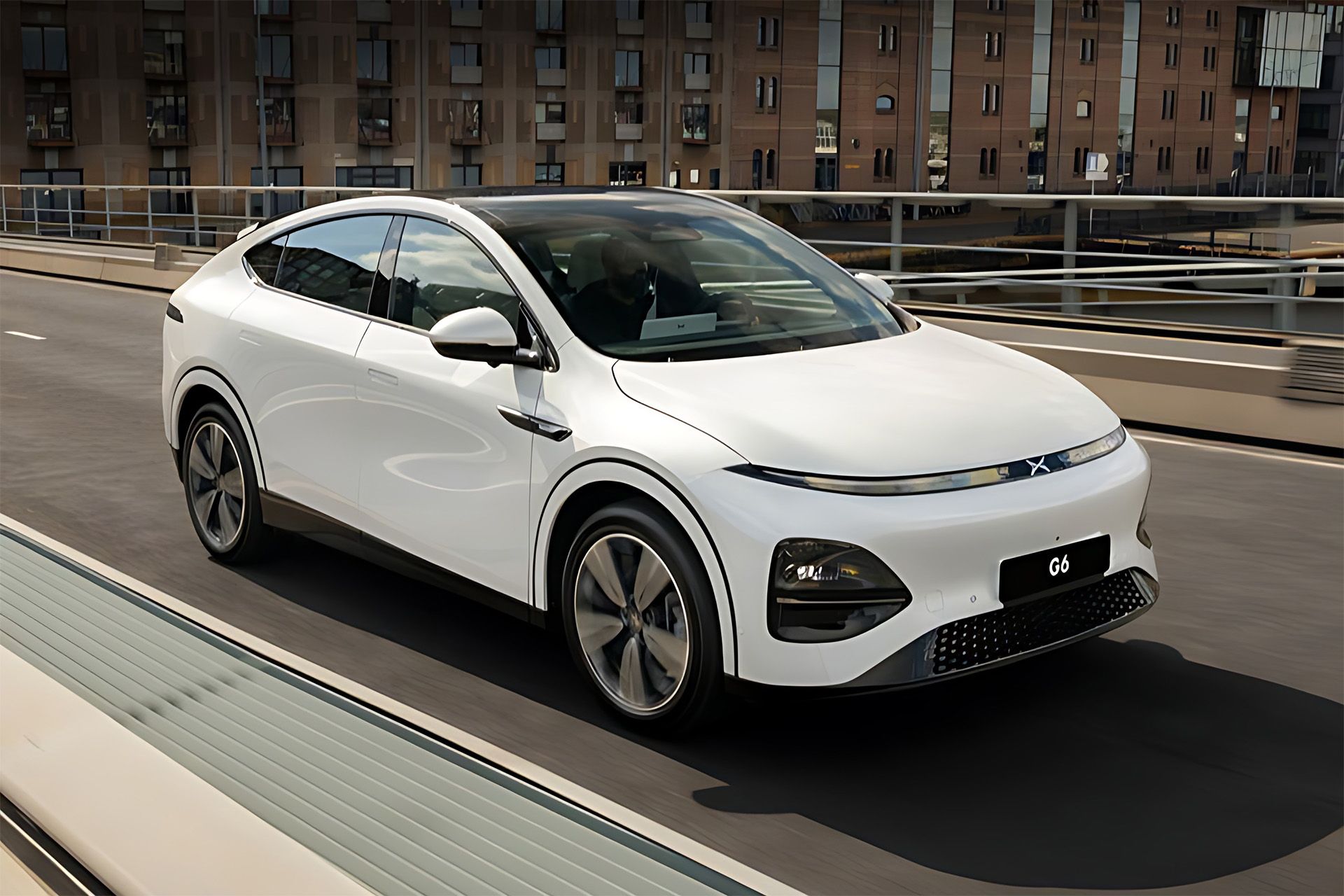 نمای سه چهارم جلو شاسی بلند برقی XPeng G6