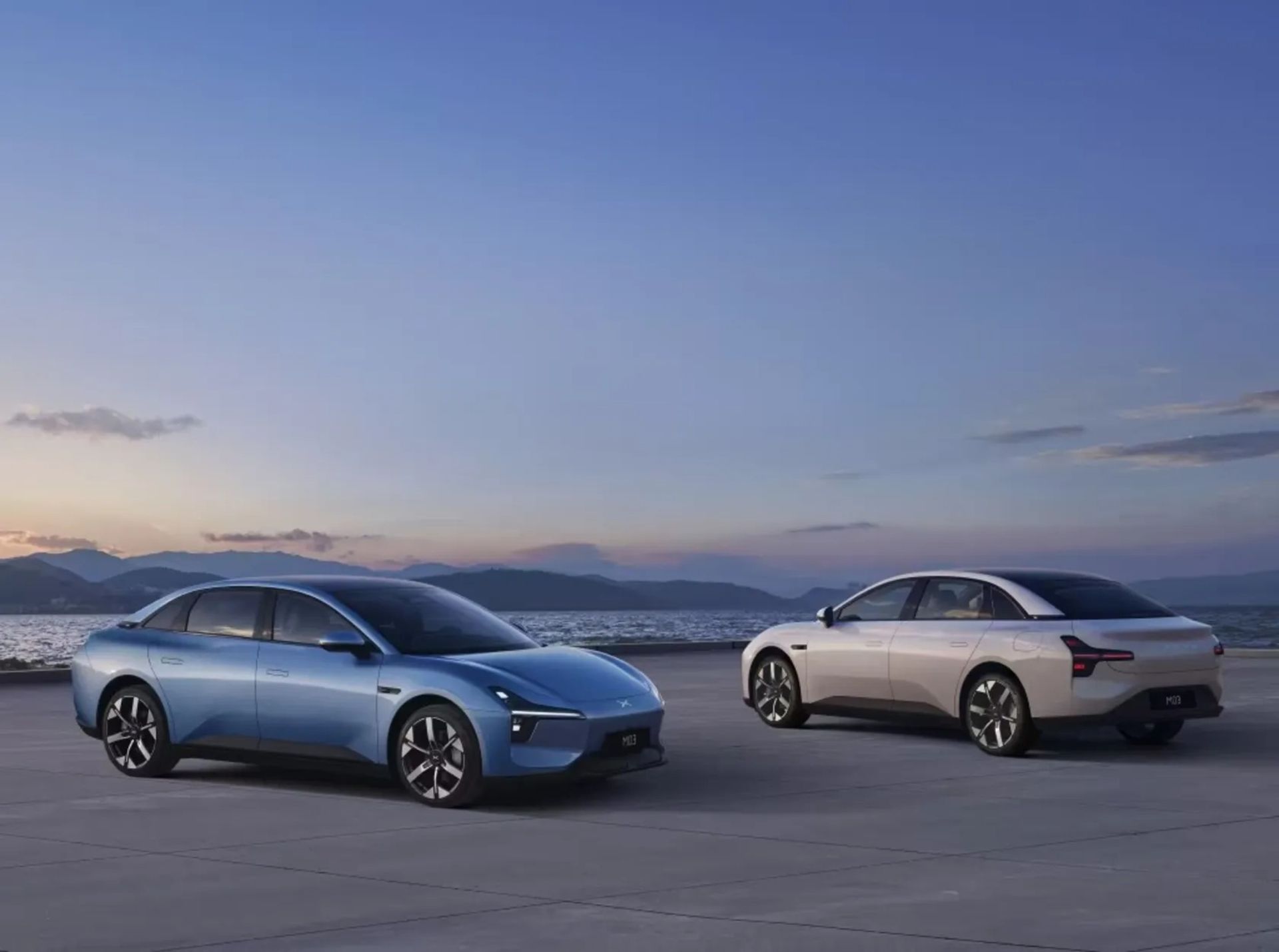 دو عدد خودرو اکس‌پنگ مونا M03 کنار هم