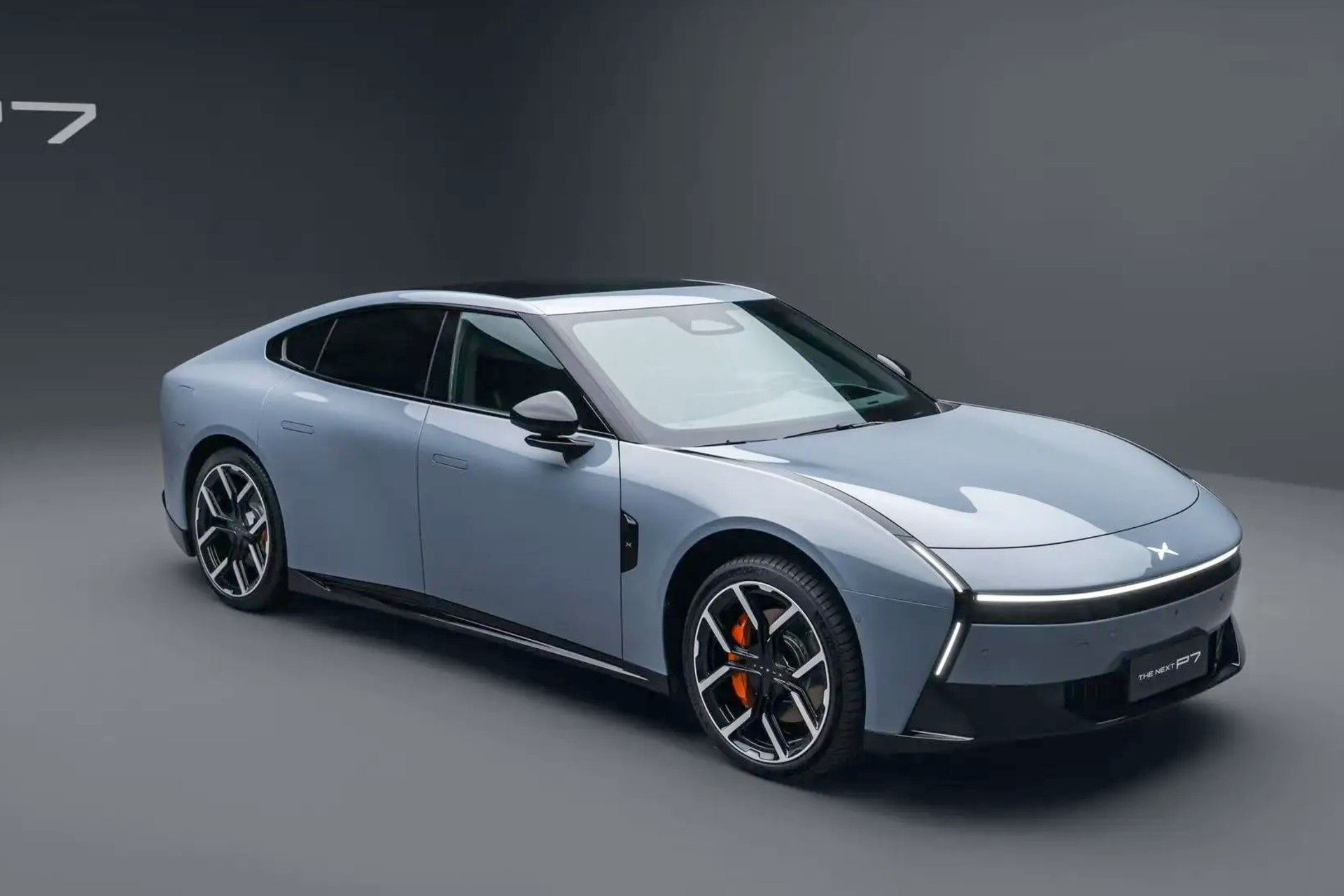 نمای سه‌چهارم جلو اکس‌پنگ P7