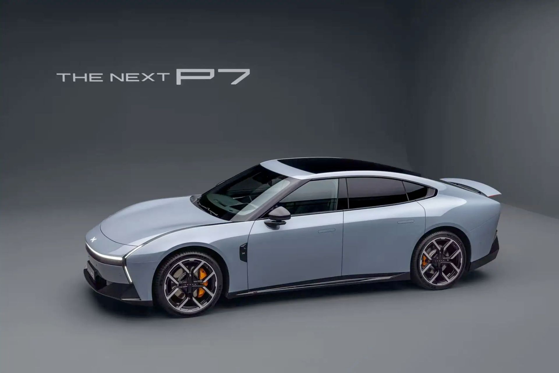 نمای سه‌چهارم جلو خودرو اکس‌پنگ P7