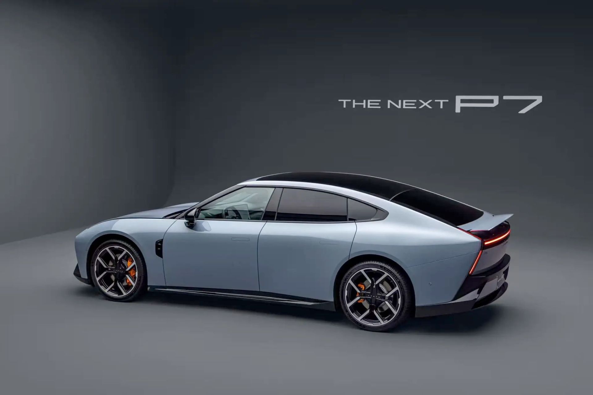 نمای سه‌چهارم عقب خودرو اکس‌پنگ P7