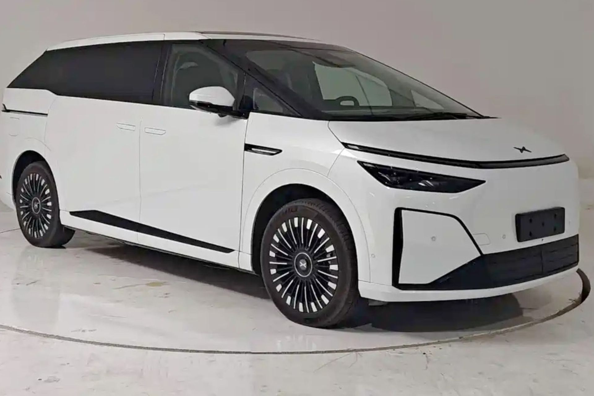 نمای سه‌چهارم جلو خودرو اکس‌پنگ X9 اولترا