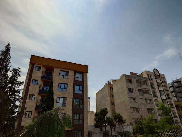نمای نزدیک از ساختمان در روز آفتابی