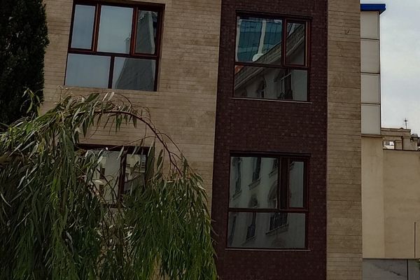 نمای نزدیک از ساختمان در روز آفتابی