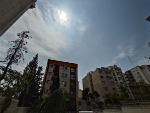 عکس نمای دور از ساختمان‌ها و آسمان