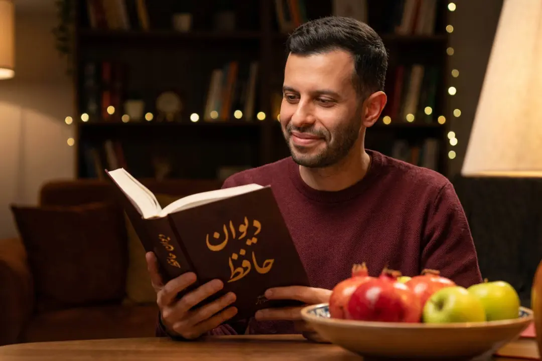 یک مرد در حال خواندن حافظ 