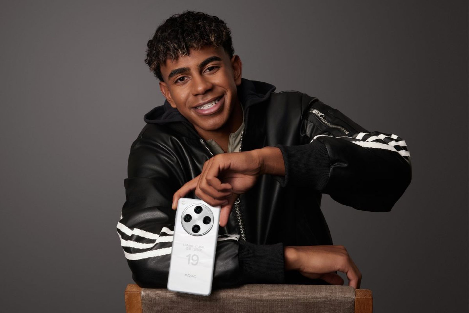 لامین یامال درحال استفاده از گوشی اوپو