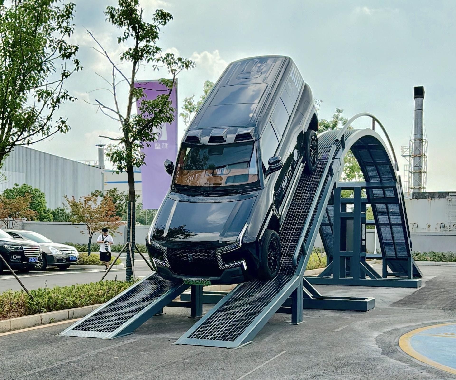 نمای جلو خودرو یانگ‌وانگ U8 روی رمپ شیب‌دار