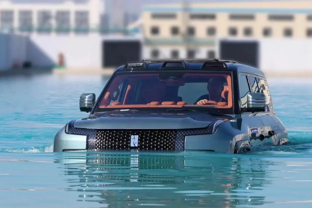 خودروی یانگ وانگ U8 در حال حرکت در آب