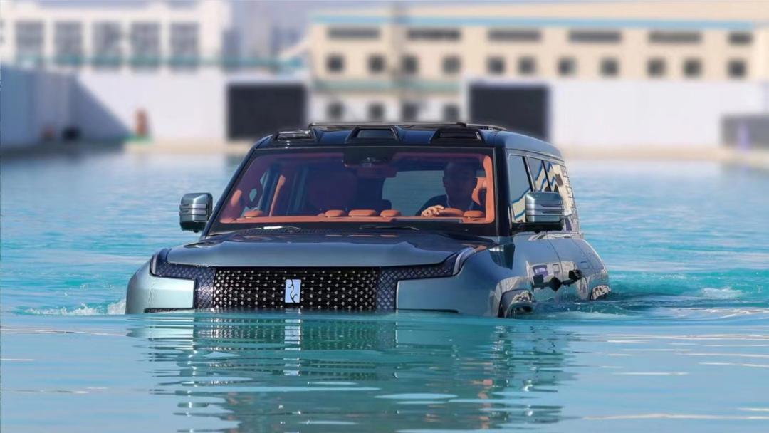 نمای جلو خودرو یانگ‌وانگ U8 فرورفته در آب