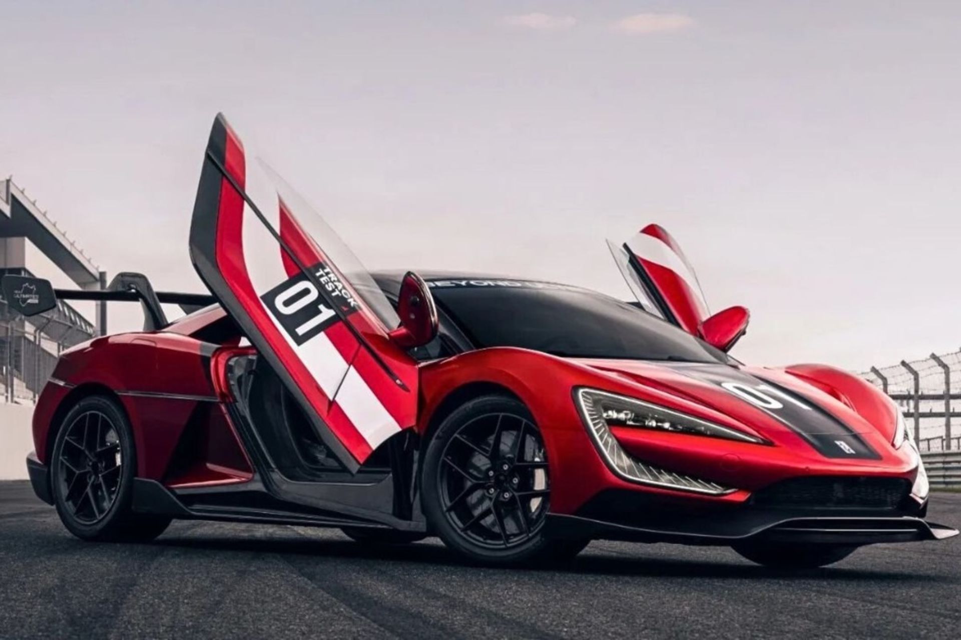 نمای سه‌چهارم جلو خودرو بی‌وای‌دی یانگ‌وانگ U9 اکستریم با درهای باز