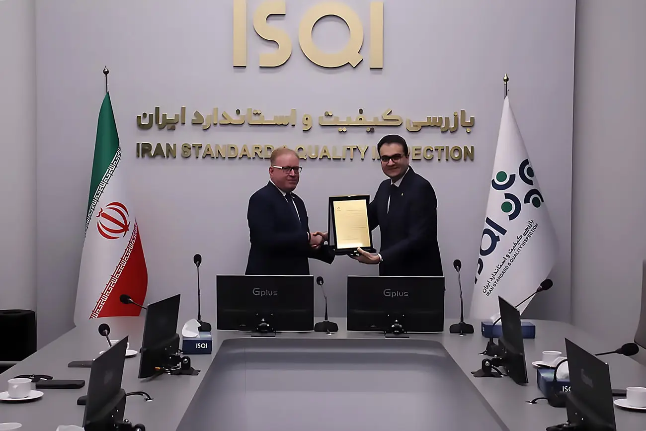 تقدیم مدرک توسط نمایندگان سازمان بازرسی کیفیت و استاندارد ایران (ISQI) به مدیر یگانه پارسه کویر