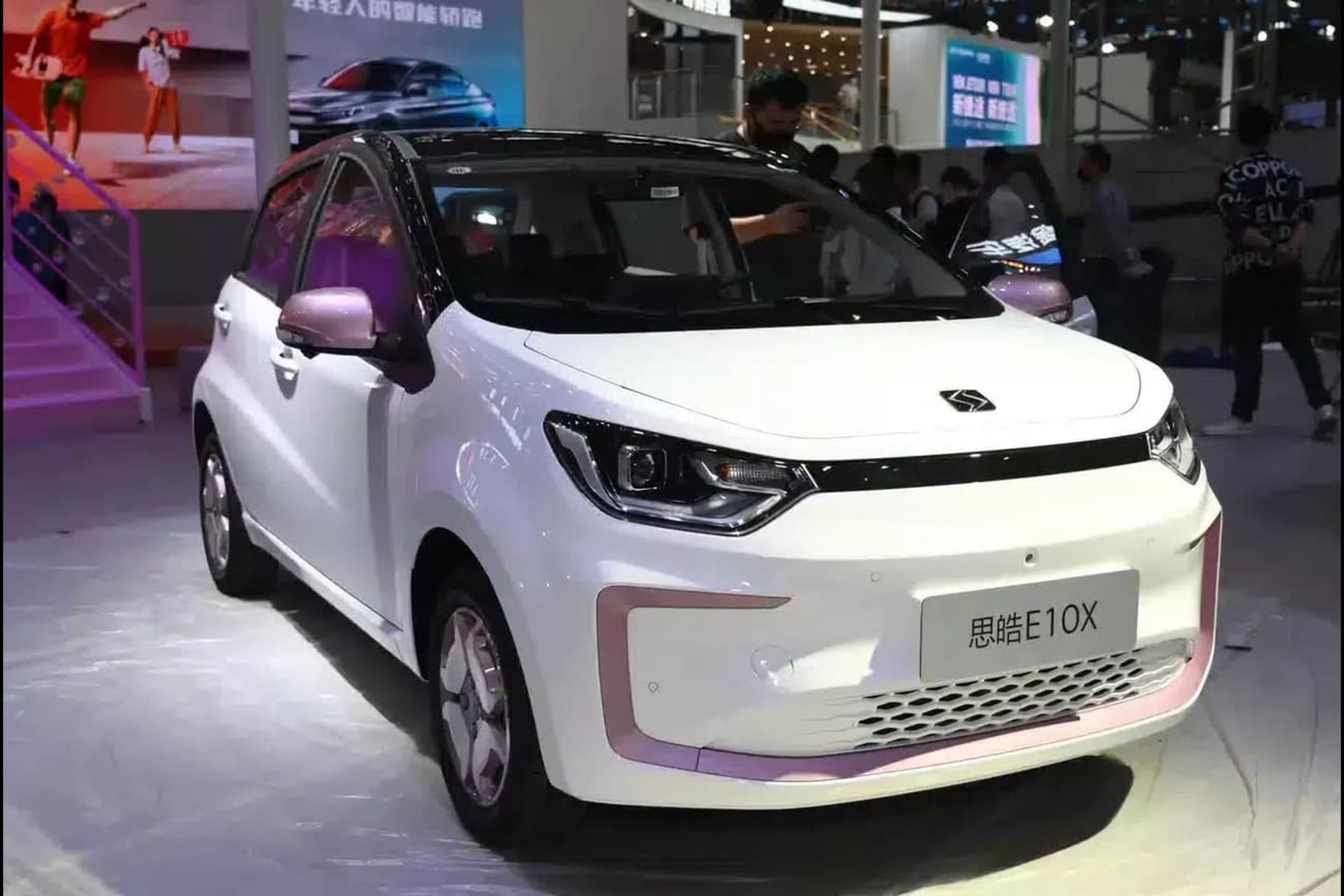 نمایی از روبروی خودروی yiwei e10x به رنگ سفید که اولین خودروی الکتریکی مجهز به باتری های سدیم - یونی است