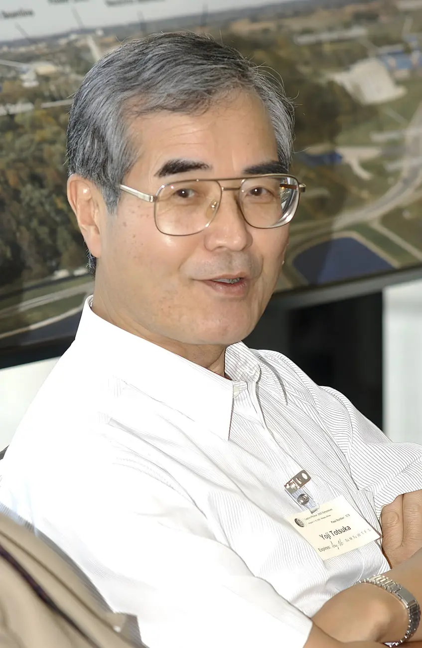 یوجی توتسوکا (Yoji Totsuka) با عینک و پیراهن سفید در محیط آزمایشگاه