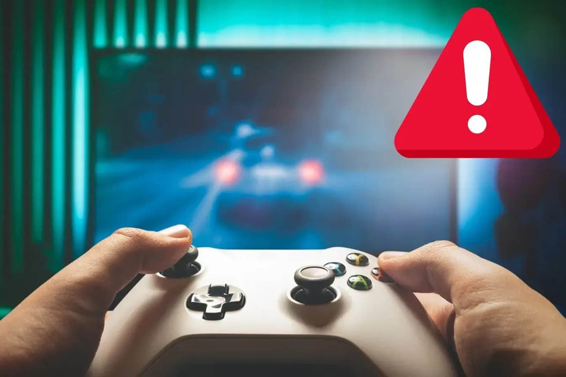 یک کنترلر ایکس باکس در دست یک نفر رو به روی تلویزیون با یک علامت خطر بالای تصویر 