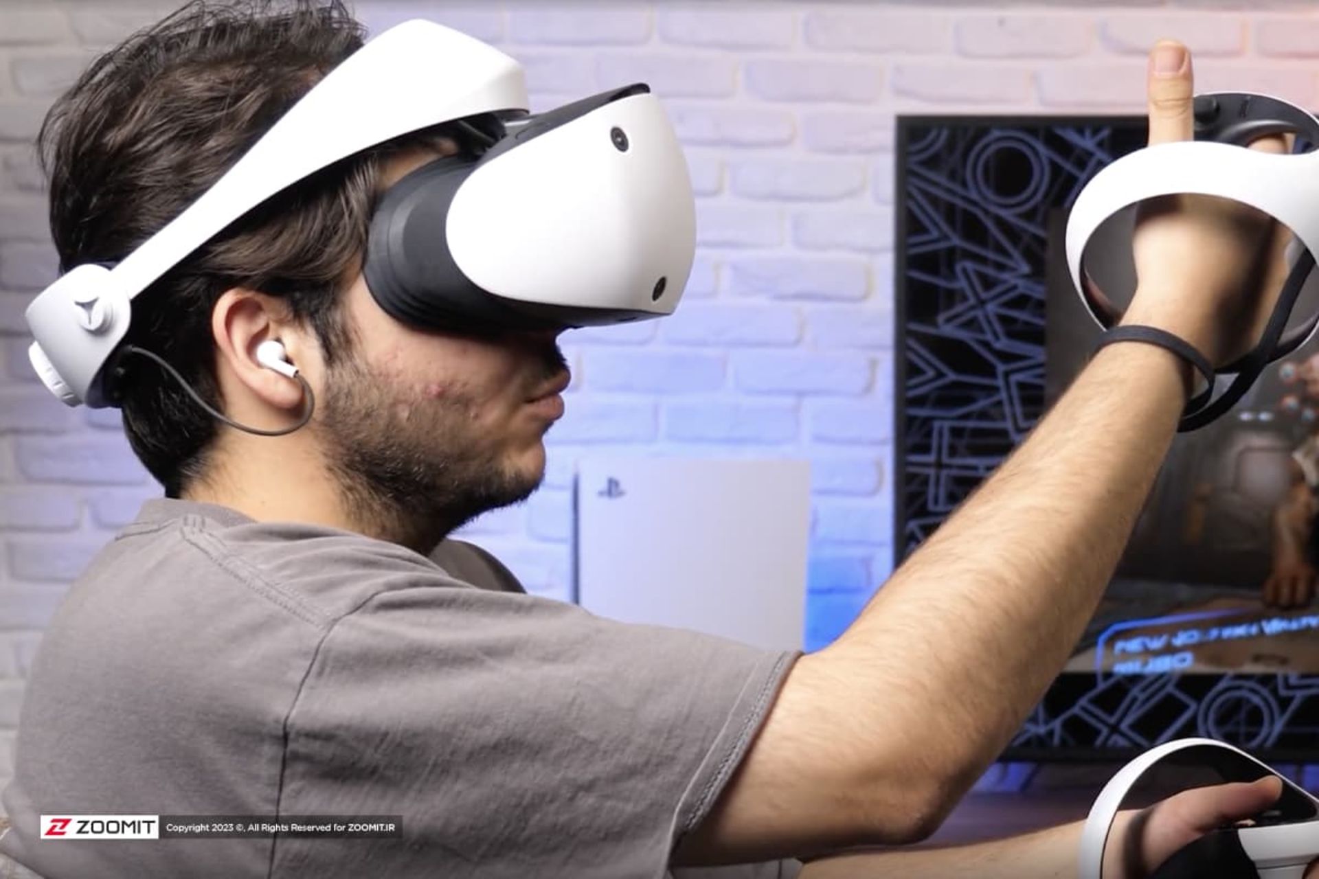 مرد جوان با پلی استیشن VR2 نیم رخ