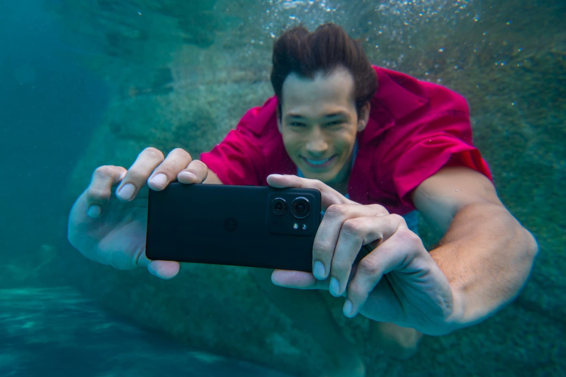 مرد جوان لباس قرمز زیر آب با موتورولا اج ۴۰ / Motorola Edge 40
