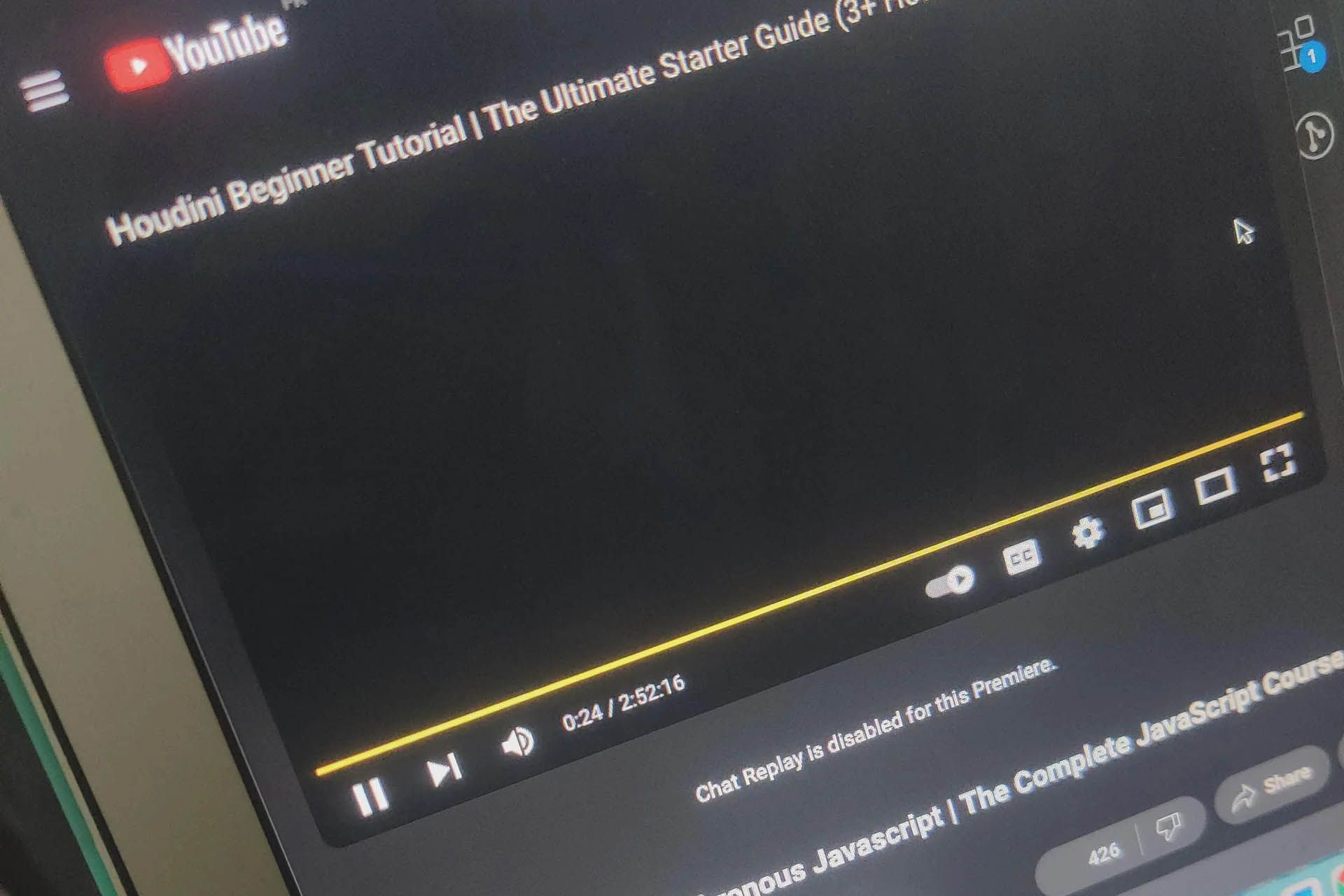 اسکرین‌شات نشان دهنده‌ی تبلیغ ۲ ساعت و ۵۷ دقیقه‌ای غیرقابل رد شدن در یوتیوب