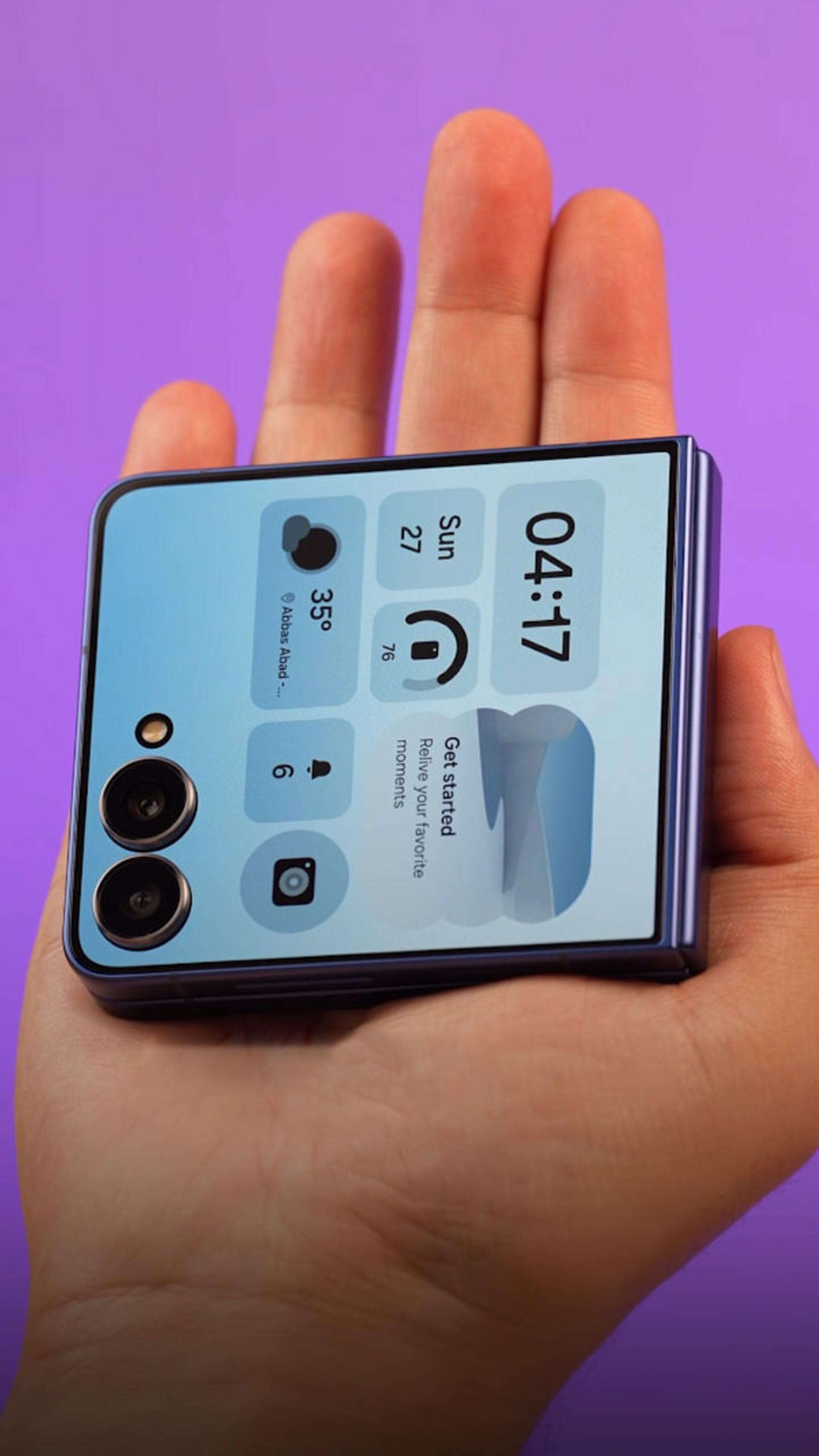 گوشی سامسونگ گلکسی Z Flip 7 کف دست 