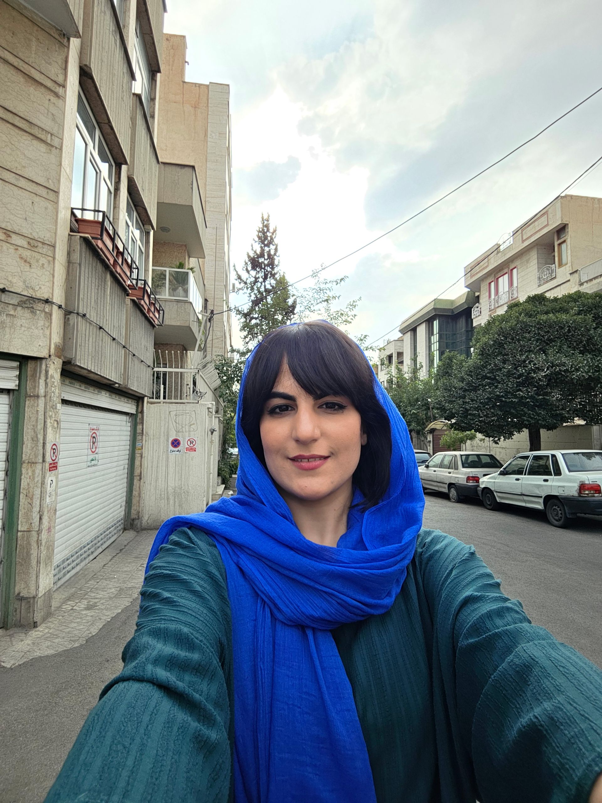 دختری با شال آبی در کوچه