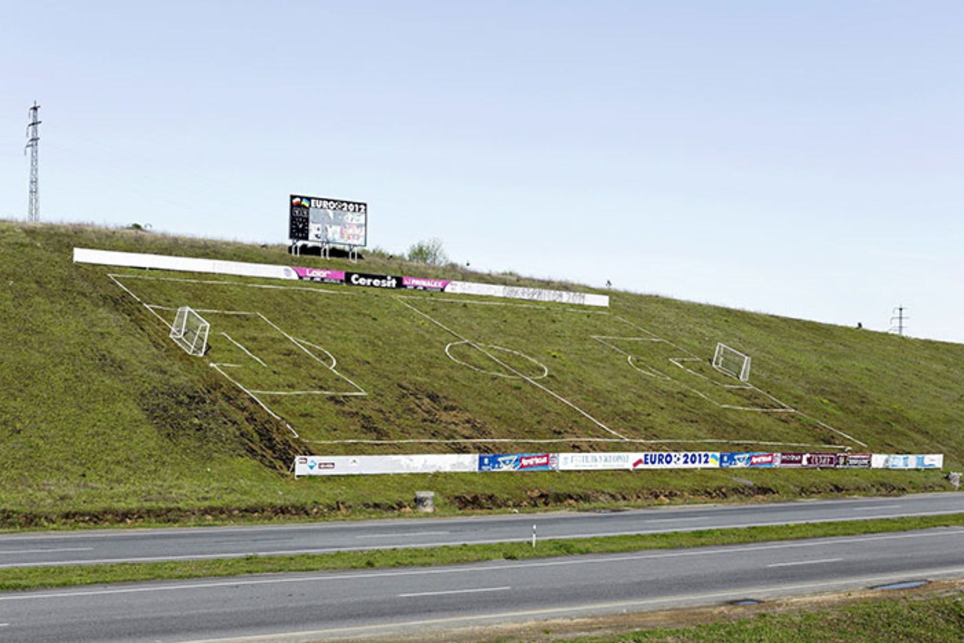 زمین فوتبال شیبدار