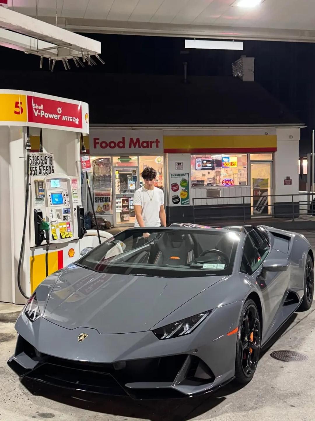 زک یادگاری کنار لامبورگینی‌اش