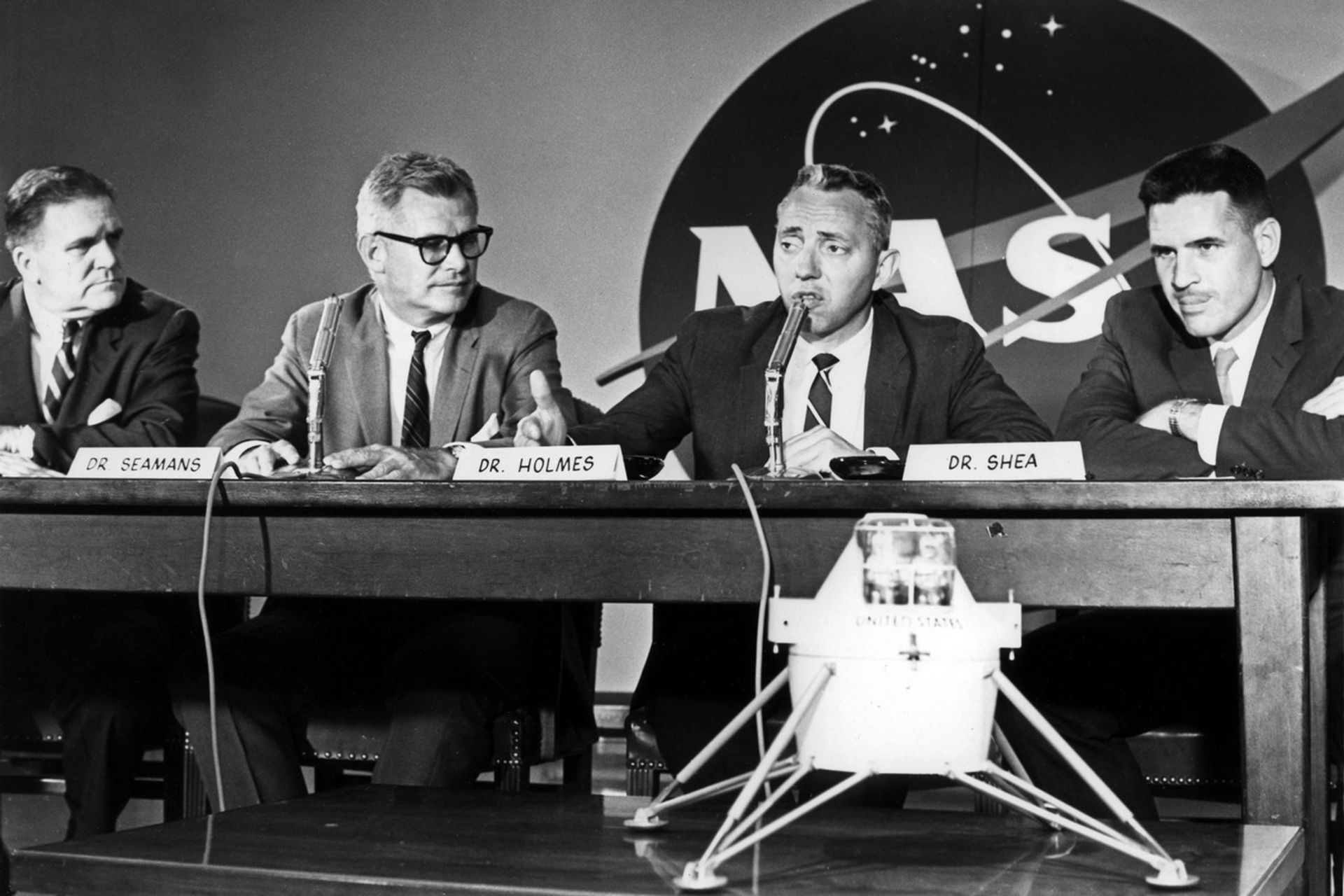 جو شیا (سمت راست تصویر) در یک کنفرانس مطبوعاتی تایید طرح  LOR  در سال ۱۹۶۲