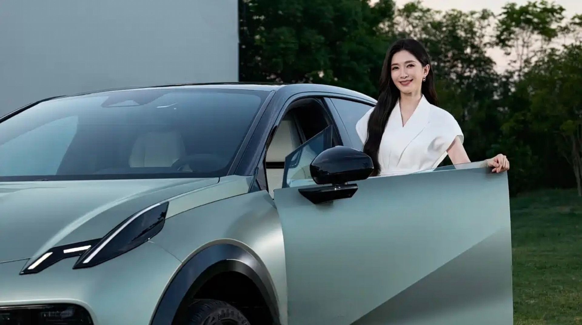 یک زن جوان کنار خودرو زیکر ایکس