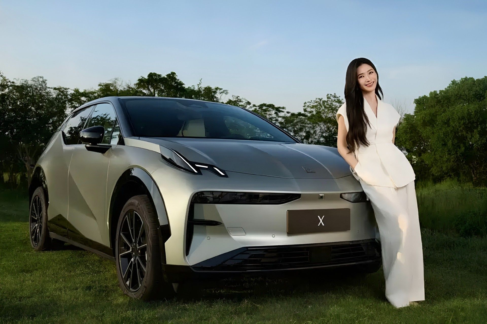 یک زن جوان کنار خودرو زیکر ایکس از نمای سه‌چهارم جلو