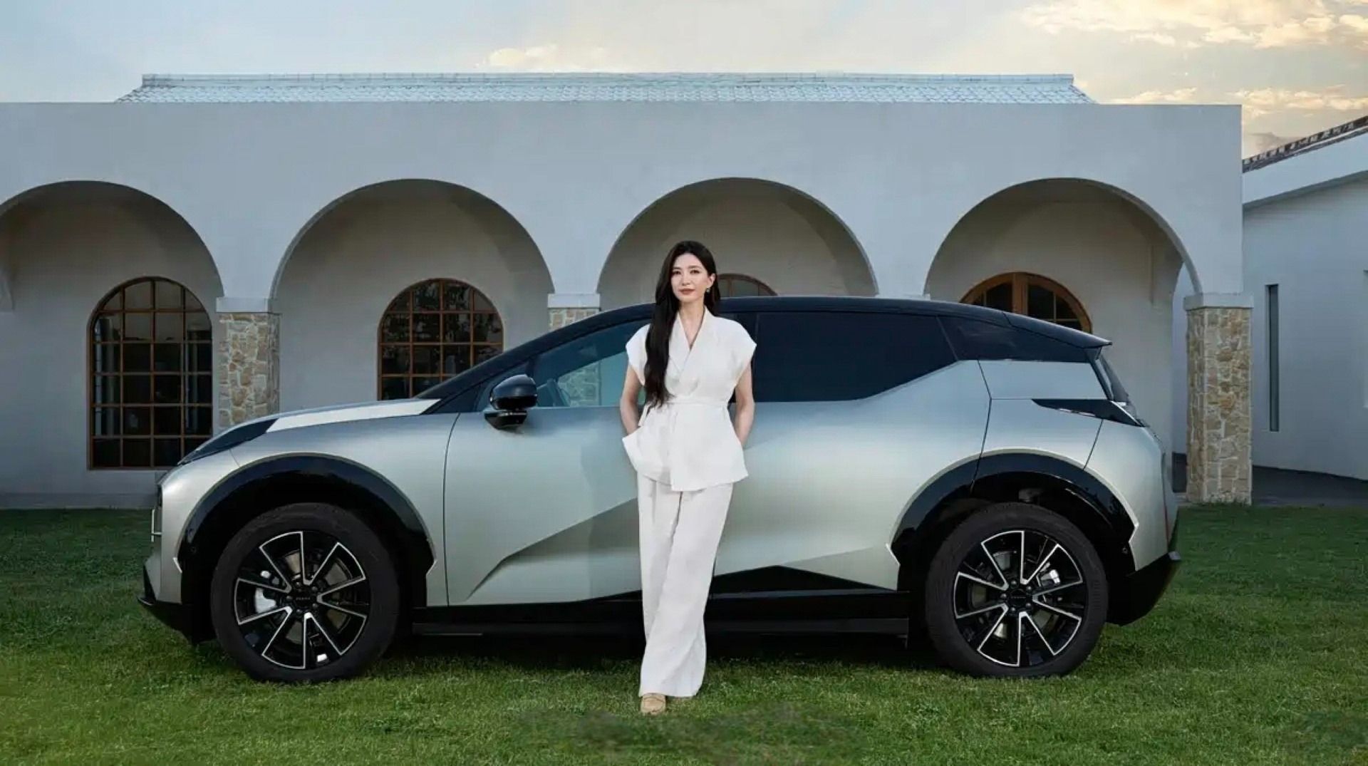 یک زن جوان کنار خودرو زیکر ایکس از نمای جانبی