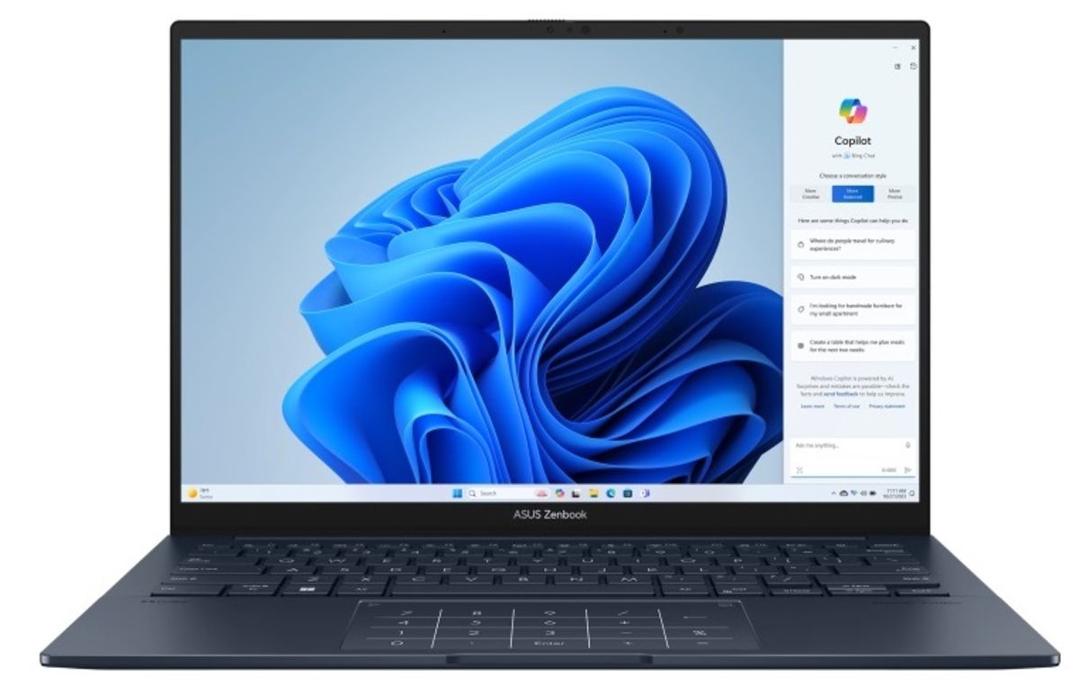 لپ تاپ ایسوس مشکی zenbook 14 oled در حال نمایش کوپایلت ویندوز از روبرو