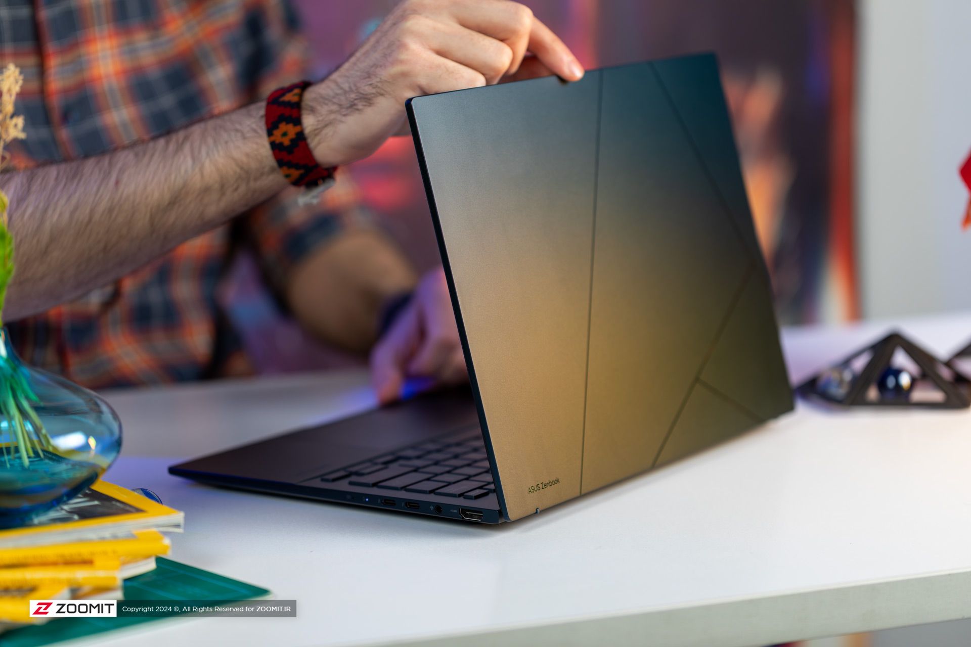 باز کردن در Zenbook 14 ایسوس از نمای پشت