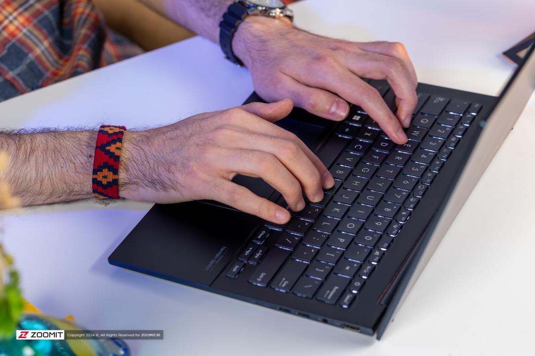 تایپ کردن با لپ تاپ Zenbook 14 ایسوس