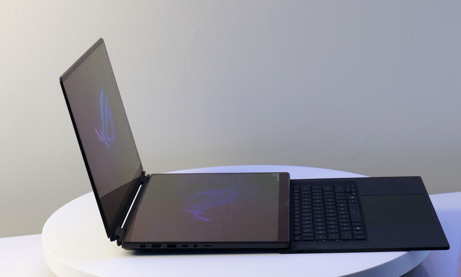 نمای جانبی لپ‌تاپ گیمینگ دونمایشگره ROG Zephyrus Duo