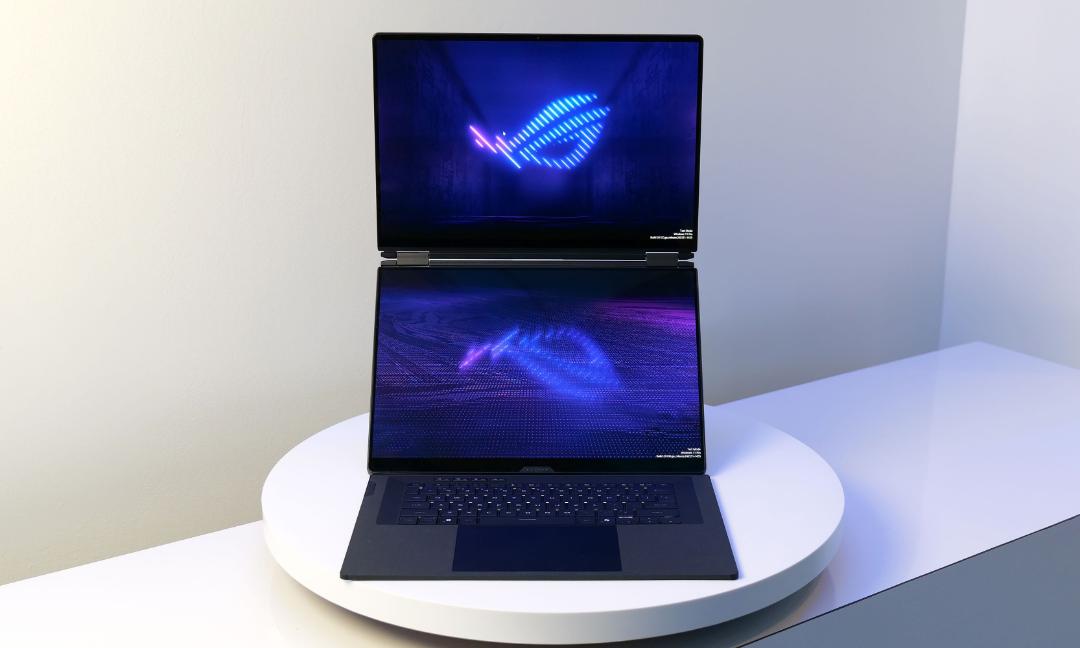 نمای جلو لپ‌تاپ گیمینگ دونمایشگره ROG Zephyrus Duo حالت باز