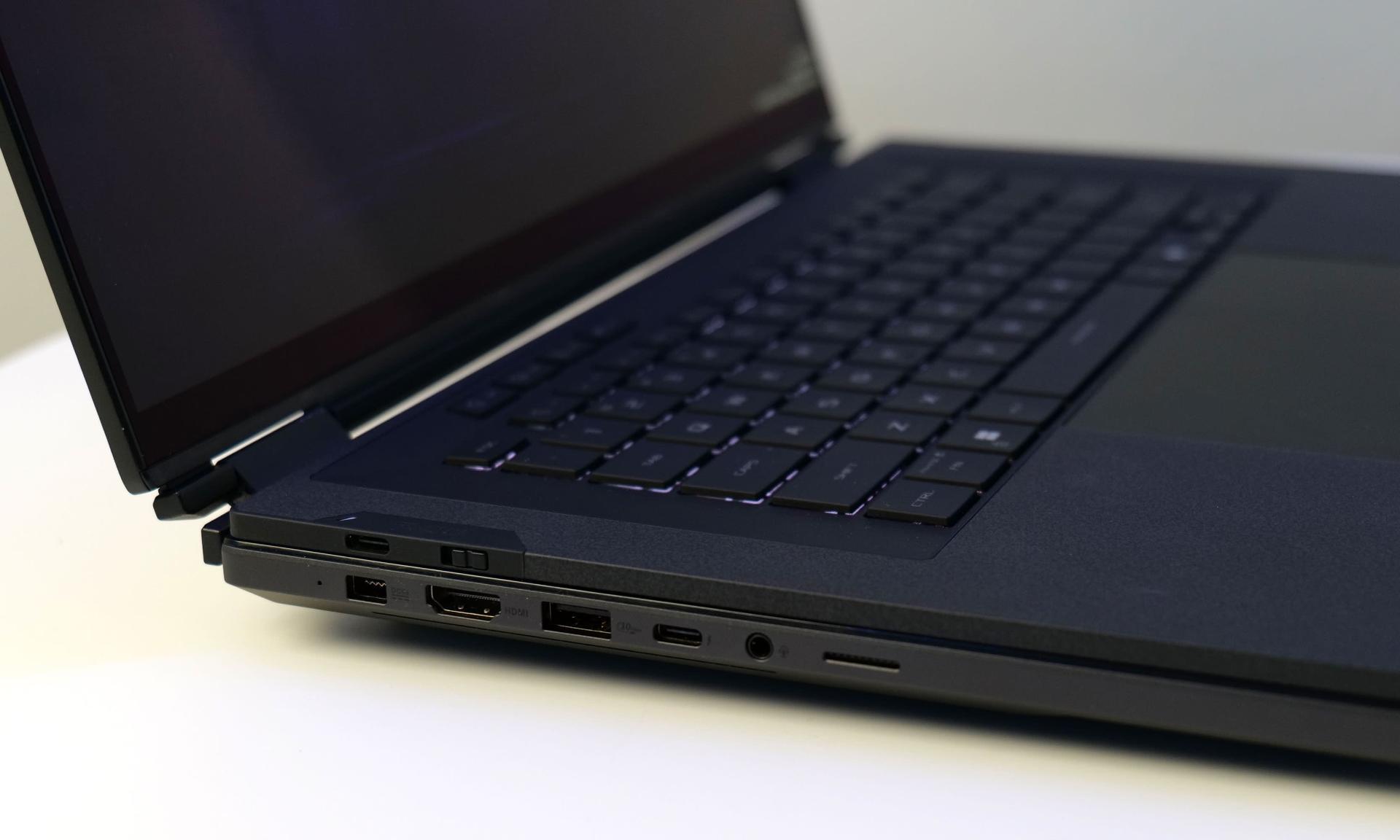 پورت‌های چپ لپ‌تاپ گیمینگ دونمایشگره ROG Zephyrus Duo