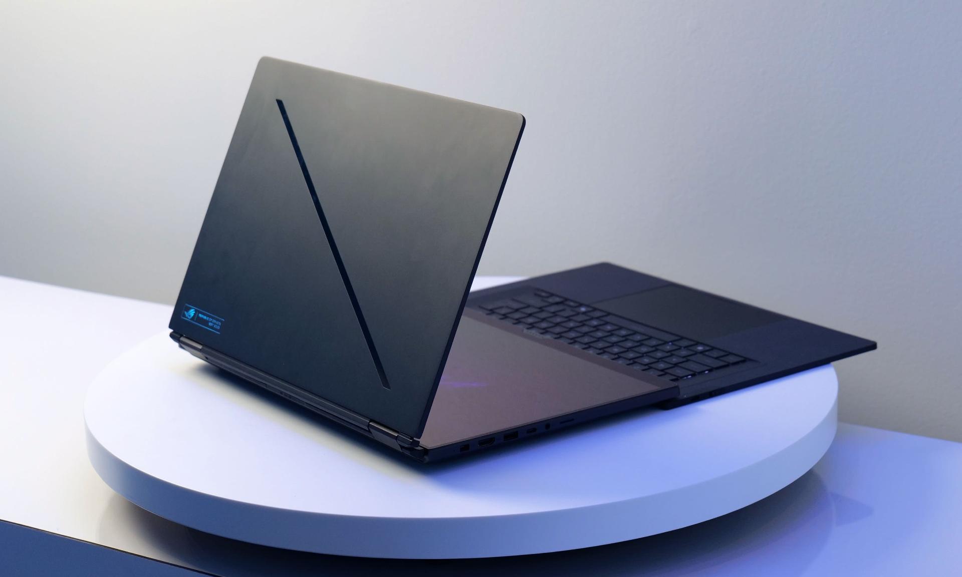 نمای پشت لپ‌تاپ گیمینگ دونمایشگره ROG Zephyrus Duo