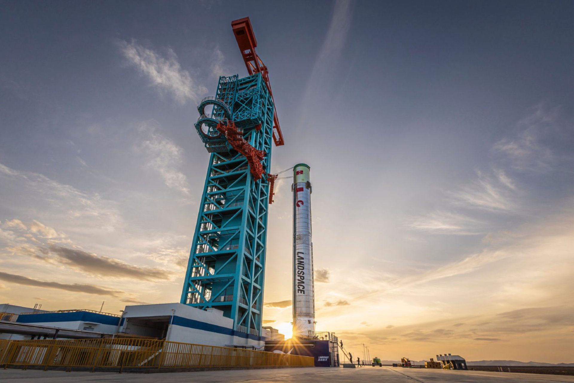 مرحله اول موشک Zhuque-3 ژوچوئه ۳ از جنس فولاد ضد زنگ، پیش از آزمایش آتش استاتیک در ژوئن ۲۰۲۵.