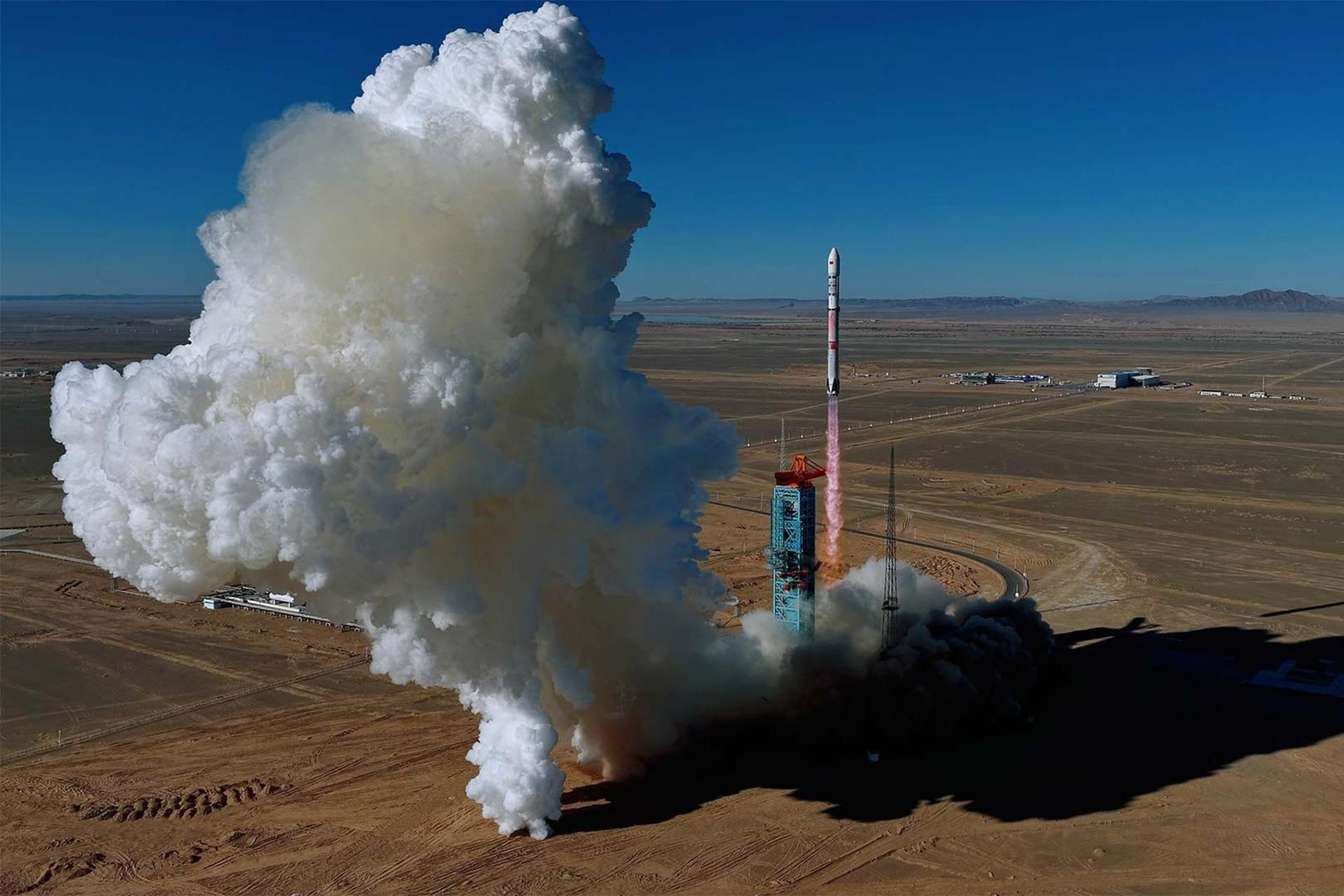 موشک چینی ژوچو-۳ در لحظه برخاست از روی سکوی پرتاب