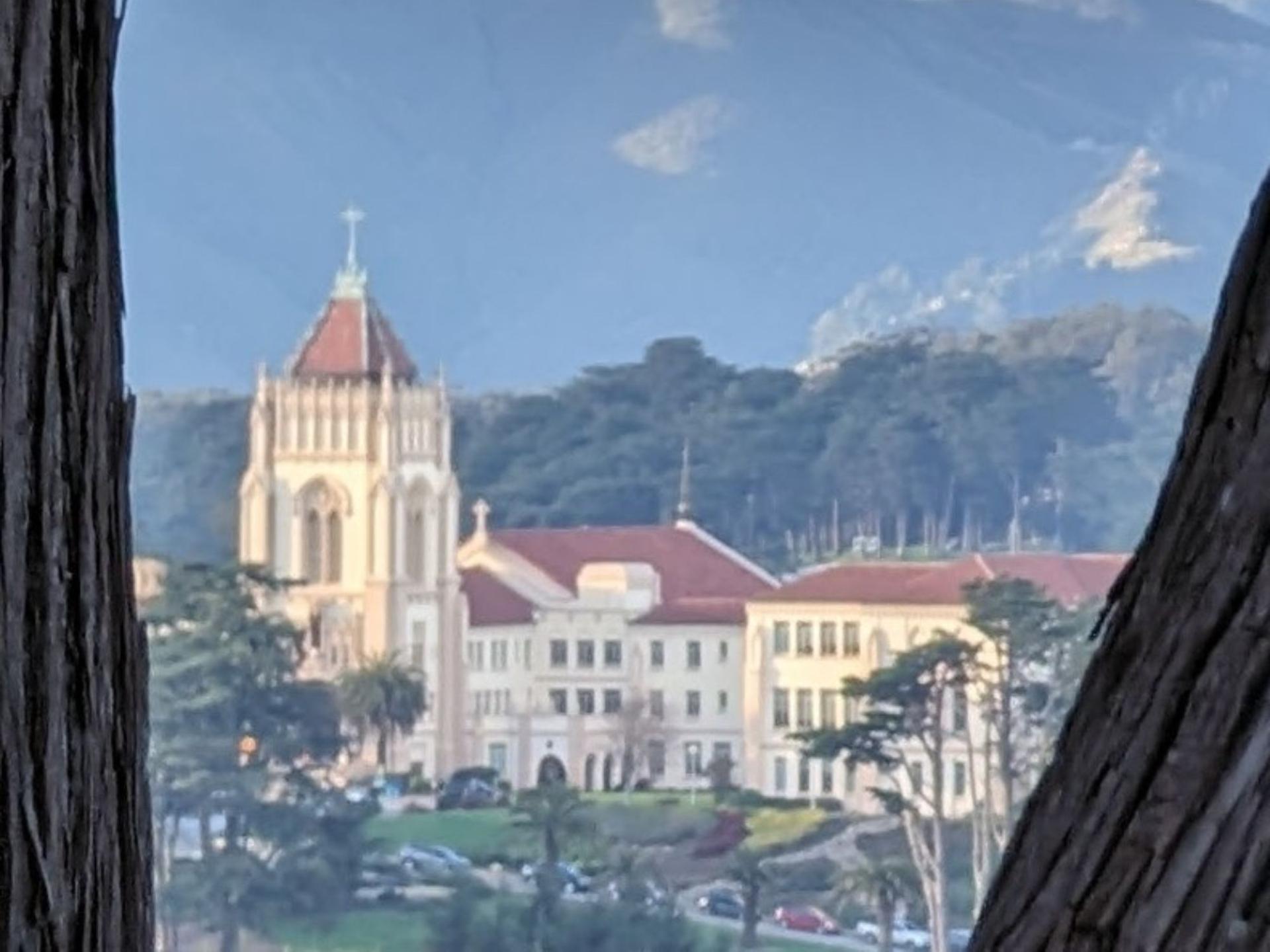 تصویر زوم شده از ساختمانی در دوردست بدون اعمال zoom enhance
