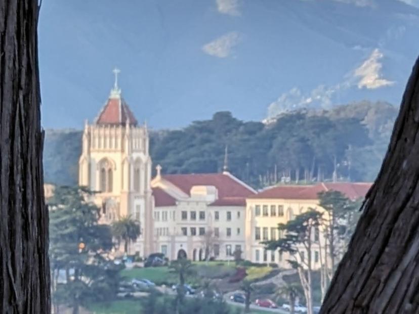 تصویر زوم شده از ساختمانی در دوردست بدون اعمال zoom enhance